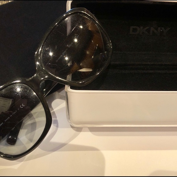 DKNY SIGNATURE CHIC SQUARE SUNGLASSES w/CASE GUC - Picture 4 of 7